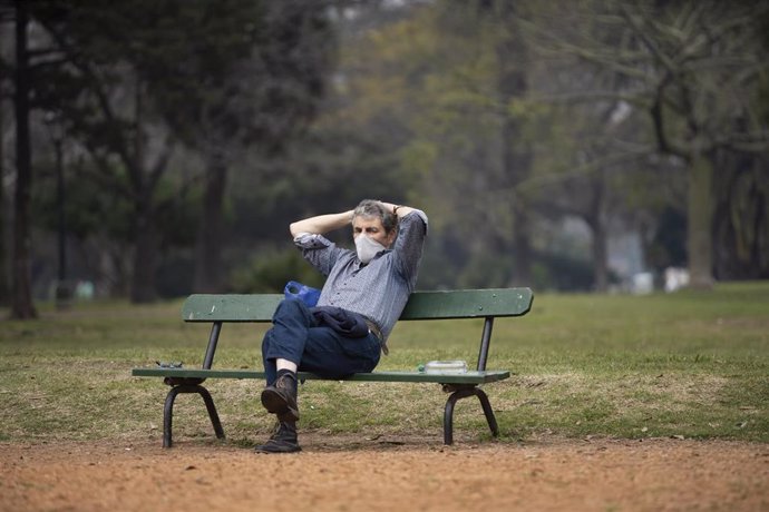Un hombre con mascarilla en un parque de Buenos Aires