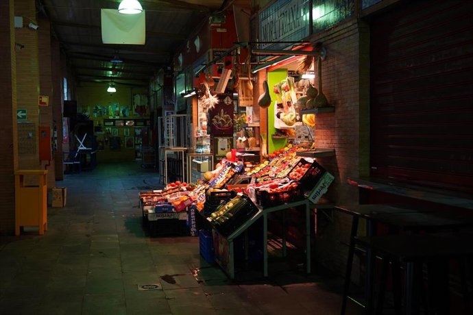 Mercado de abastos de Triana (Sevilla) en el tercer día de alarma, 17 de marzo del 2020. (Foto de archivo). 