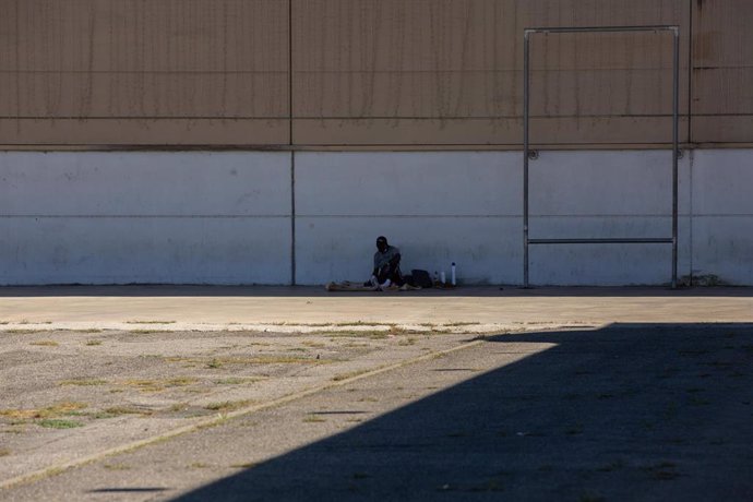 Un hombre descansa a la sombra junto al albergue de temporeros en Fira de Lleida, capital de la comarca del Segri, en Lleida, Catalunya (España), a 6 de julio de 2020. 