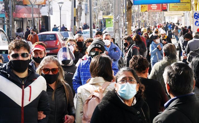Personas haciendo cola en Chile durante la pandemia. 