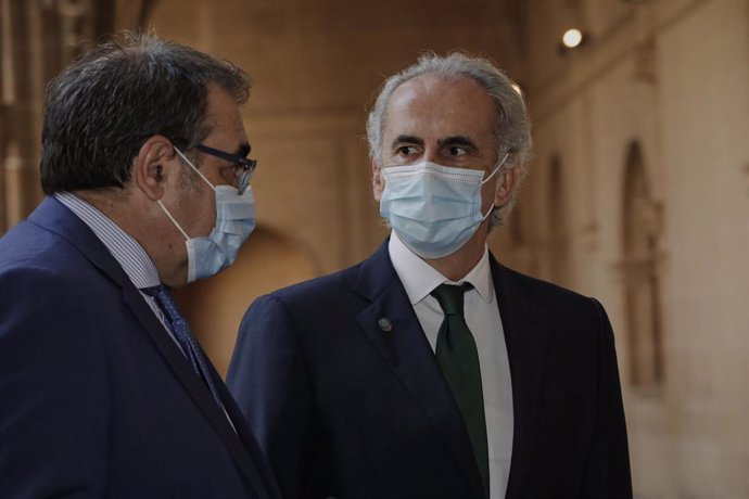 El consejero de Sanidad de la Comunidad de Madrid, Enrique Ruiz Escudero (d),  entrando al Refectorio Mayor del Monasterio de Yuso, para asistir a la XXI Conferencia de Presidentes, en San Millán de la Cogolla, La Rioja (España), a 31 de julio de 2020.