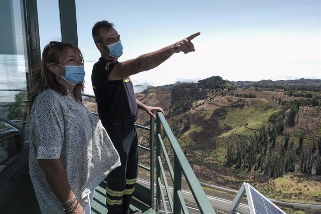 La consejera de Medio Ambiente del Cabildo de Gran Canaria, Inés Jiménez, junto al jefe de Emergencias de la Institución insular, Federico Grillo
