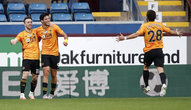 Rául Jiménez celebra un gol del Wolverhampton junto a Diogo Jota y Joao Moutinho