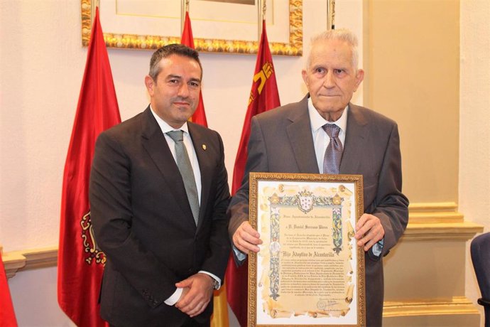 Daniel Serrano porta el título de Hijo Adoptivo de la Ciudad de Alcantarilla acompañado del alcalde, Joaquín Buendía
