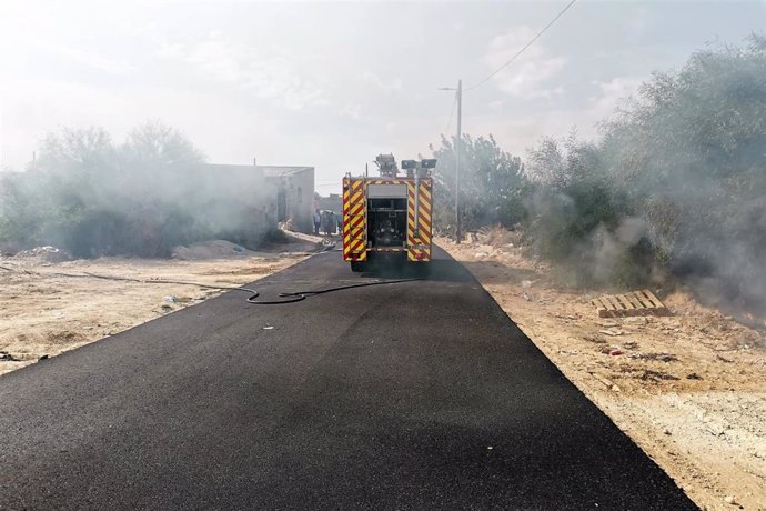 Servicios de emergencia trabajan en la extinción de un incendio en el Camino de la Silla de Alcantarilla