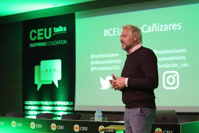 El exfutbolista Santiago Cañizares en una charla del CEU Talks