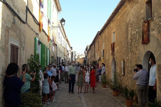Los Reyes y sus hijas en su llegada a Petra.