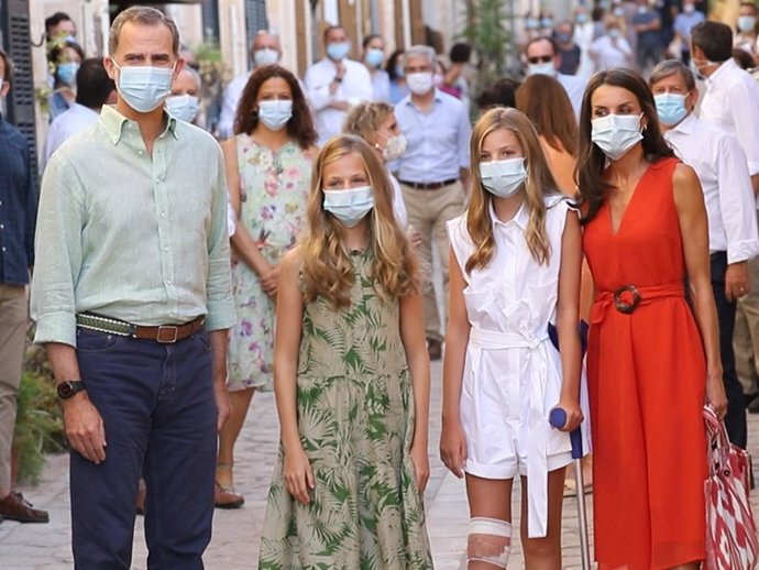Los reyes Felipe y Letizia junto a sus hijas, las infantas Leonor y Sofía
