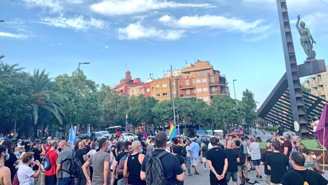 Unas 200 personas se concentran para rechazar la agresión LGTBIfóbica a una pareja en Nou Barris, en Barcelona, en una acción organizada por Nou Barris LGBTI.