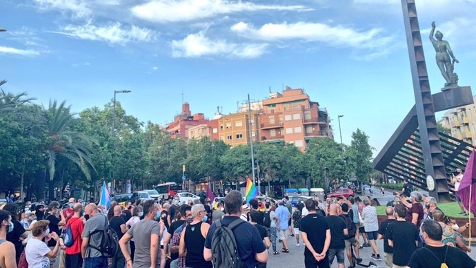 Unes 200 persones es concentren per rebutjar l'agressió LGTBIfóbica a una parella en Nou Barris, a Barcelona, en una acció organitzada per Nou Barris LGBTI.