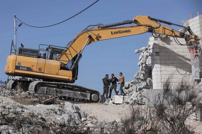 Demolición por parte de Israel de una vivienda en Nablús, Cisjordania, por supuestamente no contar con los permisos necesarios