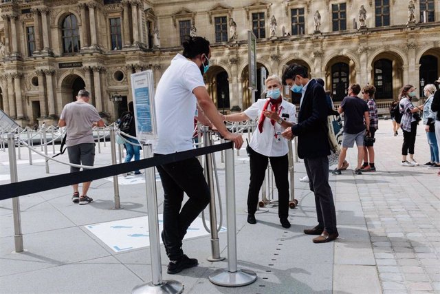 Un grupo de personas visita el Louvre durante la pandemia de coronavirus en Francia