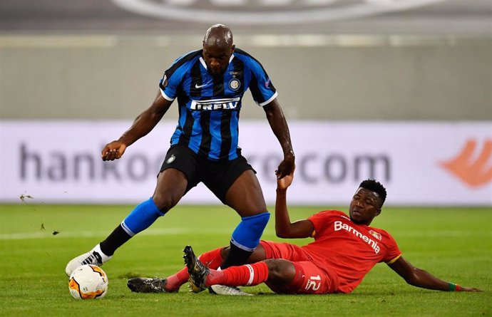 El jugador del Inter de Milán Romelu Lukaku pelea por un balón con el futbolista del Bayer Leverkusen Edmond Tapsoba