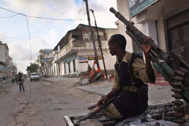 Un miliciano progubernamental en la capital de Somalia, Mogadiscio