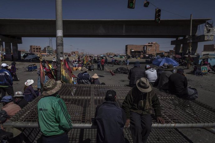 Uno de los bloqueos realizados por grupos afines al expresidente Evo Morales realizados en la ciudad boliviana de El Alto para protestar por la postergación de las elecciones generales para el 18 de octubre.