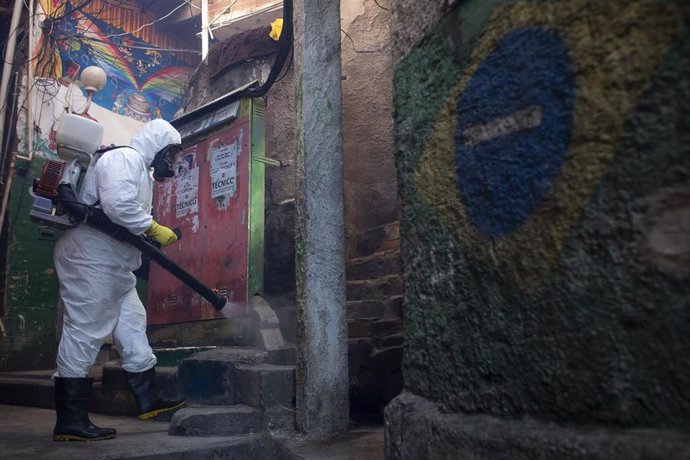 Un residente de la favela de Santa Marta, en el barrio carioca de Botafogo, en labores de de disinfección.