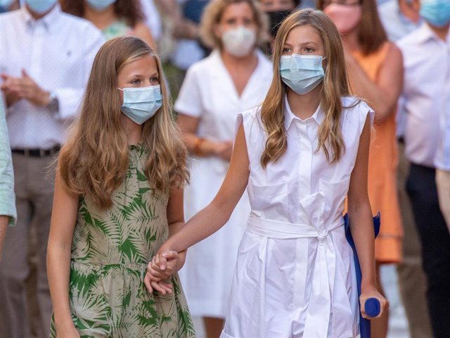 La Princesa Leonor y la Infanta Sofía, durante su visita a la localidad mallorquina de Petra