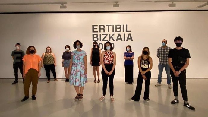 La diputada vizcaína de Cultura, Lorea Bilbao, junto a artistas que participan en Ertibil.