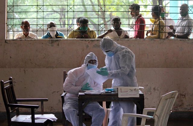 Trabajadores sanitarios con trajes protectores en Bombay