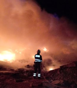Bomberos de la Diputación de Teruel actúan desde anoche en la extinción de un incendio declarado en la escombrera de la capital turolense.