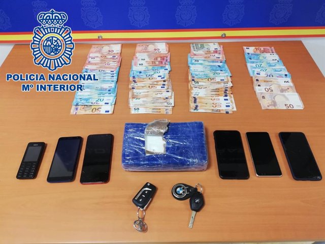 Cinco detenidos por la Policía Nacional tras frustrar una operación de compraventa de cocaína en las inmediaciones de una gasolinera de Estepona (Málaga)