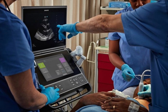 Doctores utilizando el nuevo ecografo Sonosite PX