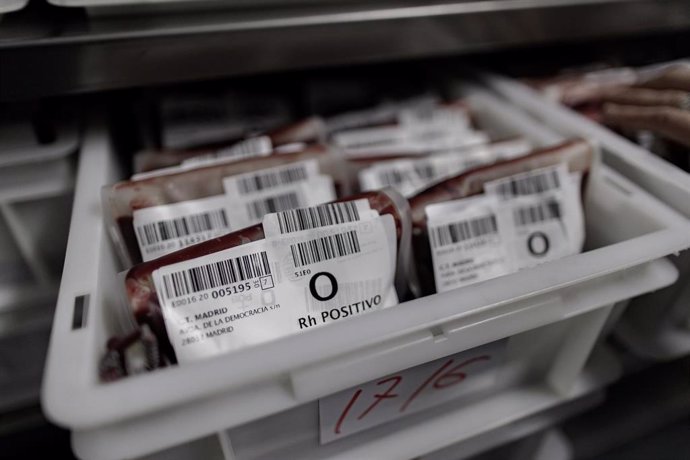 Cajones con bolsas de transfusión de sangre tras su clasificación en el Centro de Transfusión de la Comunidad de Madrid.