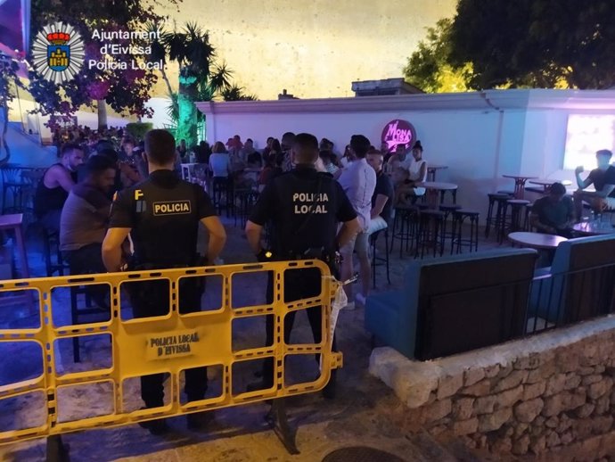 La Policía Local cierra de manera temporal una calle de Ibiza debido a la aglomeración de personas.