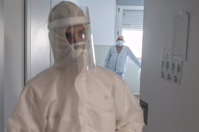 Trabajadores sanitarios entran en la habitación de un paciente negativo de Covid-19 en el Hospital Arnau de Vilanova, en Valencia, Comunidad Valenciana, (España), a 24 de abril de 2020.