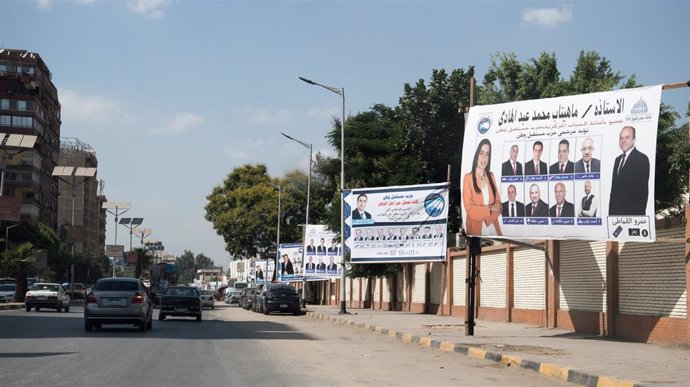 Carteles para las elecciones al Senado de Egipto en El Cairo