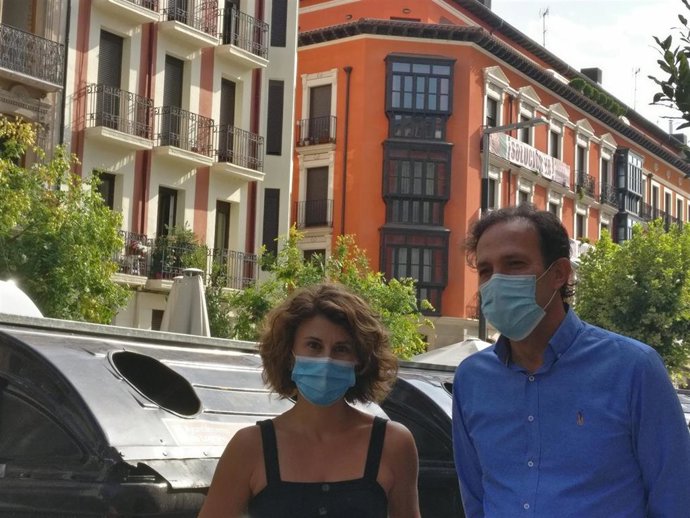 La concejala del Grupo Municipal de Ciudadanos en el Ayuntamiento de Logroño, Rocío Fernández, compañada por el concejal Javier Garijo, analizan la situación de los contenedores en Bretón de los Herreros