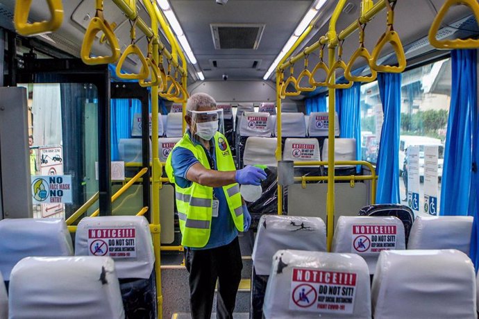 Desinfección de un autobús en Manila