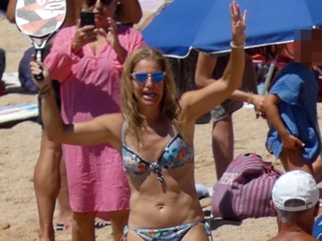 Arantxa Sánchez Vicario presumió de cuerpazo durante una familiar jornada en la playa