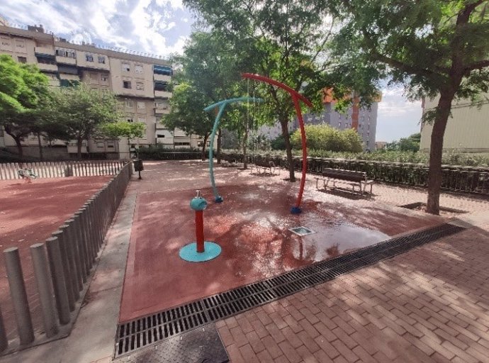 La font de jocs d'aigua accessibles que s'ha installat al barri de Canyelles de Barcelona