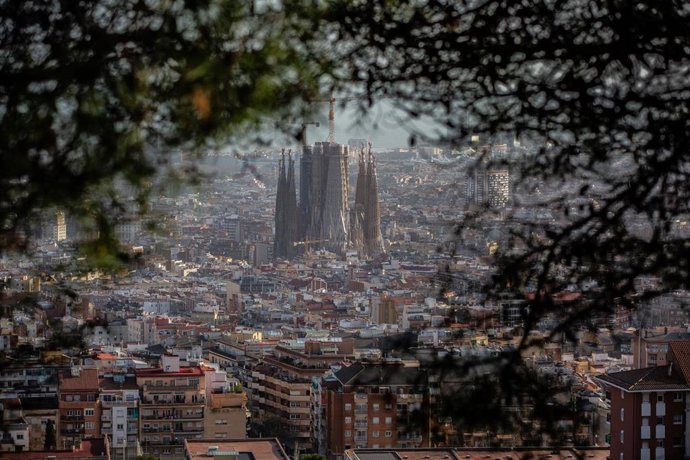 Panorámica de la ciudad de Barcelona y de la Sagrada Familia, en Barcelona/Catalunya (España) a 30 de enero de 2020.