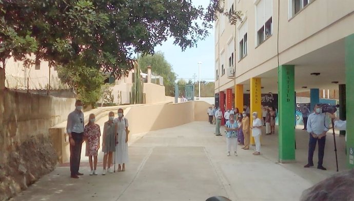 La Familia Real llega al centro socioeducativo Naüm en el barrio de Son Roca, en