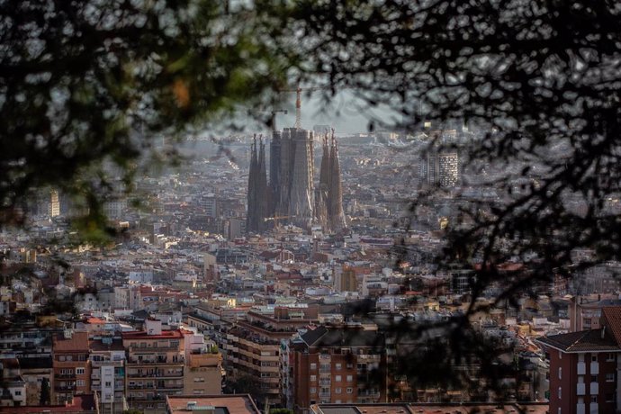 Panormica de la ciutat de Barcelona i de la Sagrada Família, a Barcelona/Catalunya (Espanya) a 30 de gener de 2020.