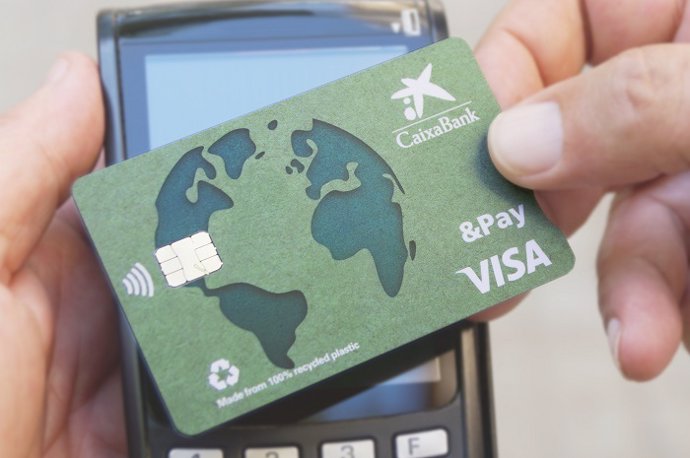 Nueva tarjeta de crédito de CaixaBank, con material 100% reciclado.