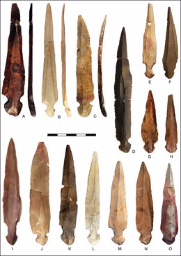 Troben ganivets rituals usats per desmembrar difunts en una cova neolítica