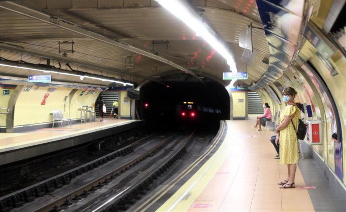 Una pasajera espera su tren en un andén de la estación de Metro de San Bernardo, en Madrid (España), a 22 de junio de 2020.
