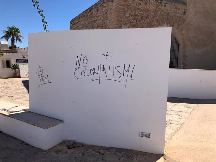 Pintadas vandálicas aparecidas en enclaves históricos de Formentera.