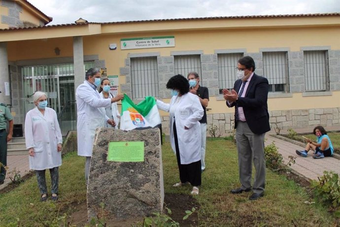 Inauguración de monolito en memoria d elas víctimas de Covid-19 en Villanueva de la Vera