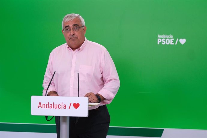 El portavoz de Hacienda del PSOE-A en el Parlamento andaluz, Antonio Ramírez de Arellano, en rueda de prensa.