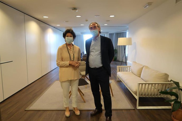 El conseller de Educación, Universidad e Investigación, Martí March, con la ministra de Educación, Isabel Celaá.