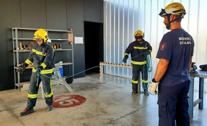 Tareas de descontaminación en el parque central de los Bomberos de Palma, en Son Malferit.