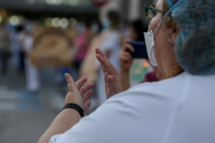 Personal sanitario aplaude durante la primera protesta de la desescalada con concentraciones en hospitales y centros de salud, foto de archvio
