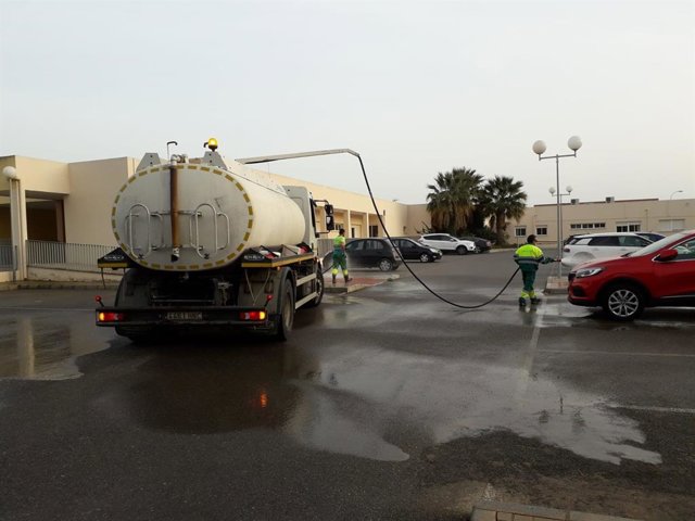Desinfección del exterior de la residencia de mayores 'Ciudad de El Ejido'