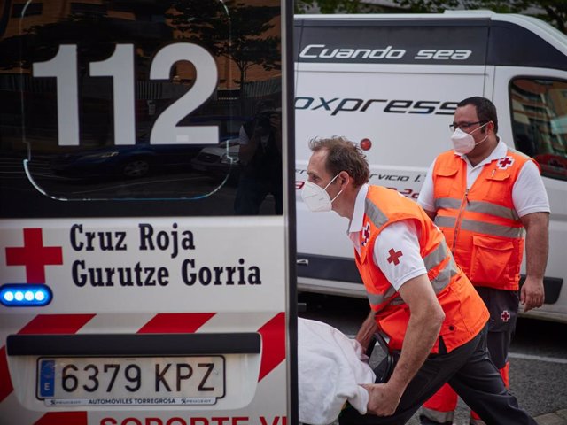 Varios miembros de la Cruz Roja trasladan a un paciente durante un servicio de urgencia realizado en Pamplona, Navarra, España, a 8 de mayo de 2020.