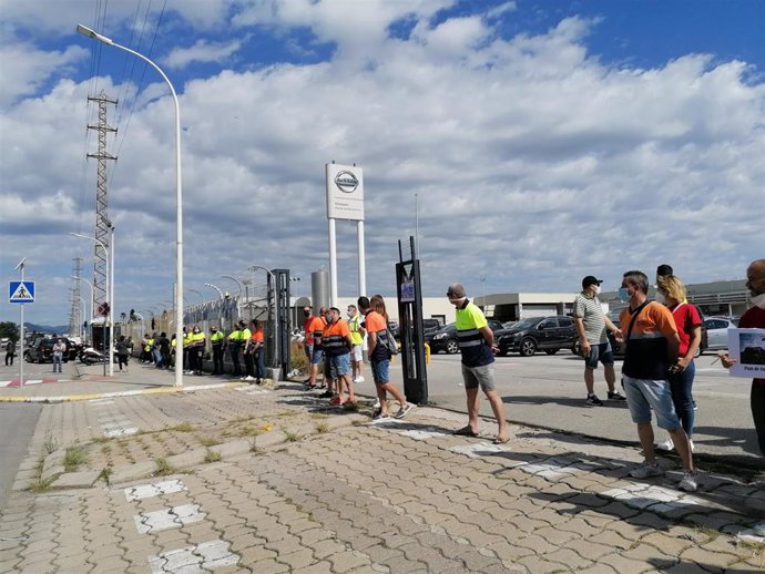 Los trabajadores de las empresas auxiliares de Nissan rodean la planta de la Zona Franca de Barcelona, el viernes 12 de junio de 2020.