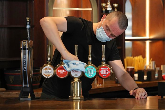 Un trabajador de un pub en Londres